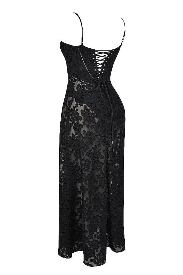 Robe longue en dentelle florale avec fines bretelles, coupe ajustée, parfaite pour les occasions spéciales et l'été.