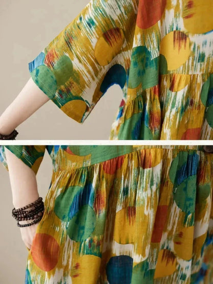 Robe longue ample pour femme, en tissu léger, avec un imprimé artistique et des manches mi-longues élégantes.