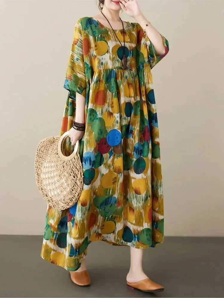 Robe longue verte en tissu fluide, ample, avec un imprimé artistique et des manches mi-longues. Idéale pour un look…