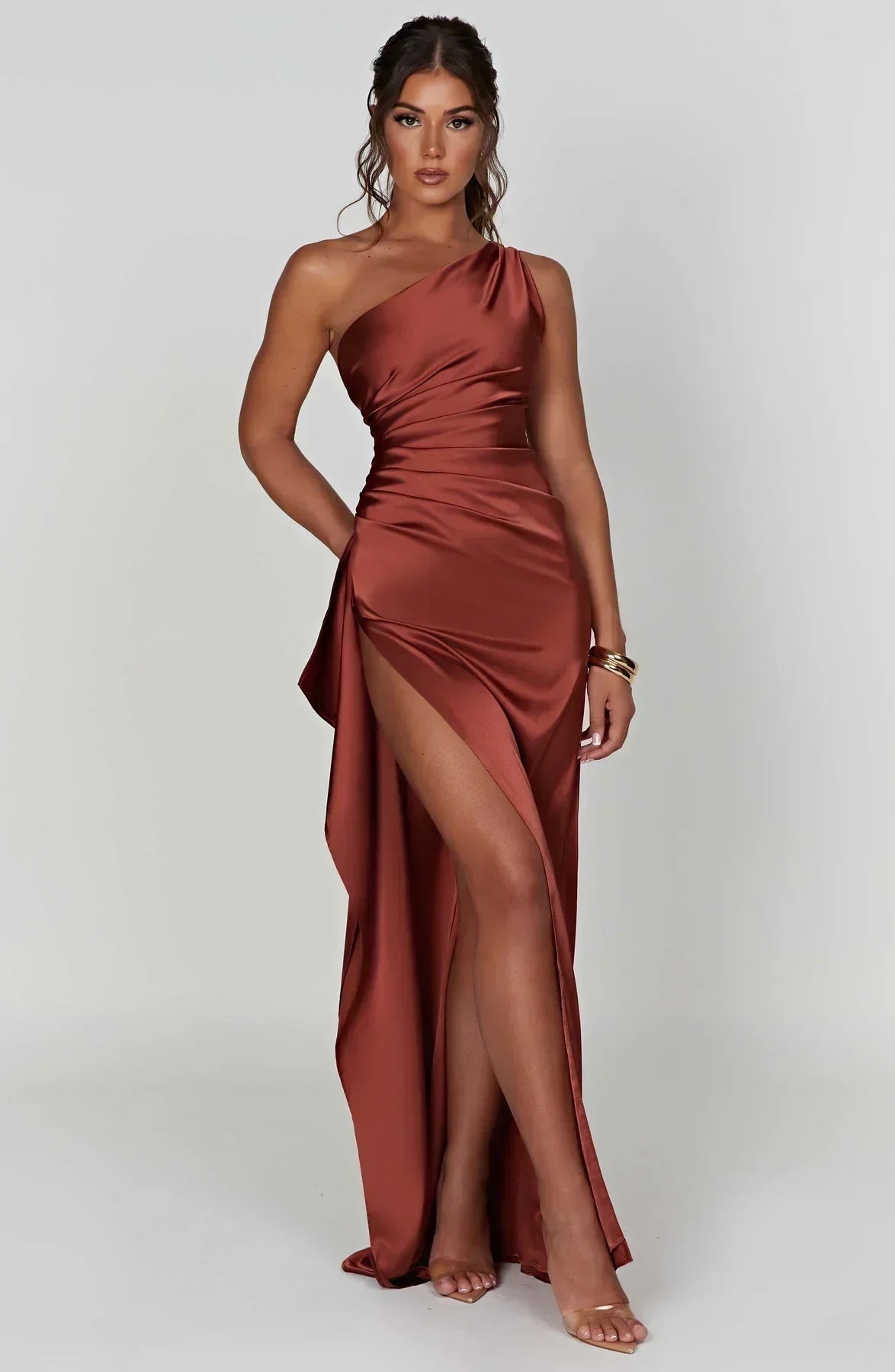 Robe longue asymétrique pour femme, confectionnée en tissu léger avec une fente élégante sur le côté.