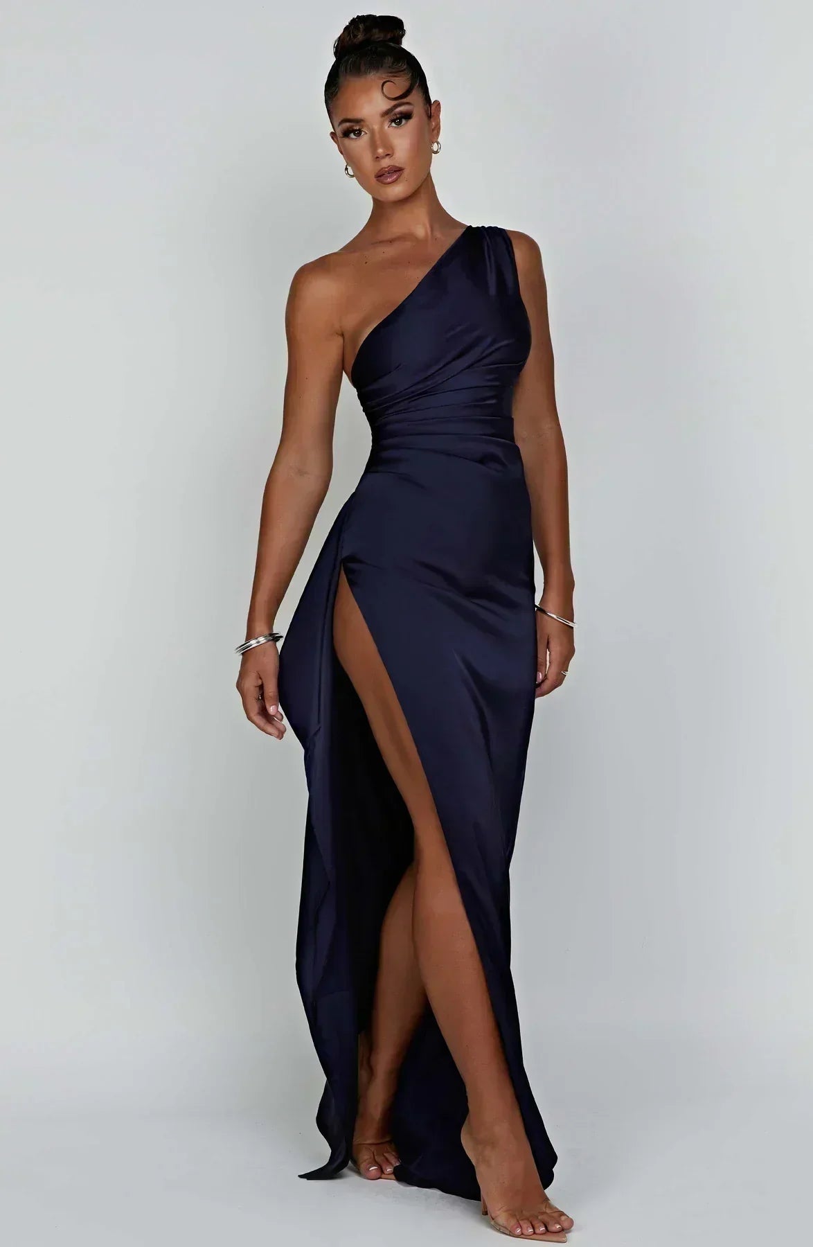 Robe longue asymétrique pour femme en tissu léger avec fente élégante et couture soignée, idéale pour les occasions…