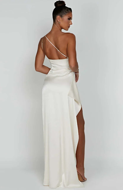 Robe longue asymétrique pour femme en tissu léger, avec une fente élégante et un design moderne. Parfaite pour les occasions…