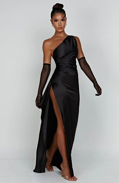 Robe longue femme asymétrique en tissu léger, avec une fente élégante et un design moderne pour une touche unique.