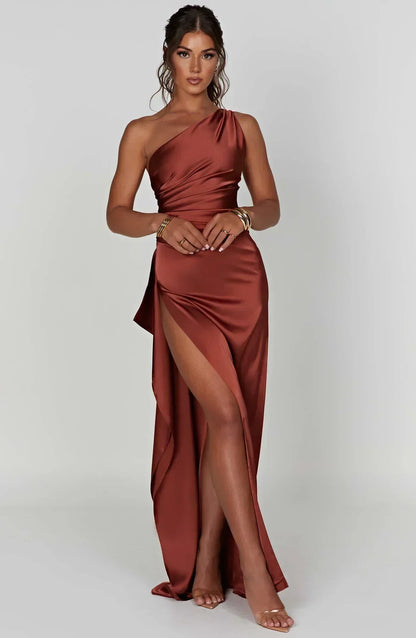 Robe longue femme asymétrique en tissu léger, avec une fente élégante et un design fluide pour un look chic et moderne.