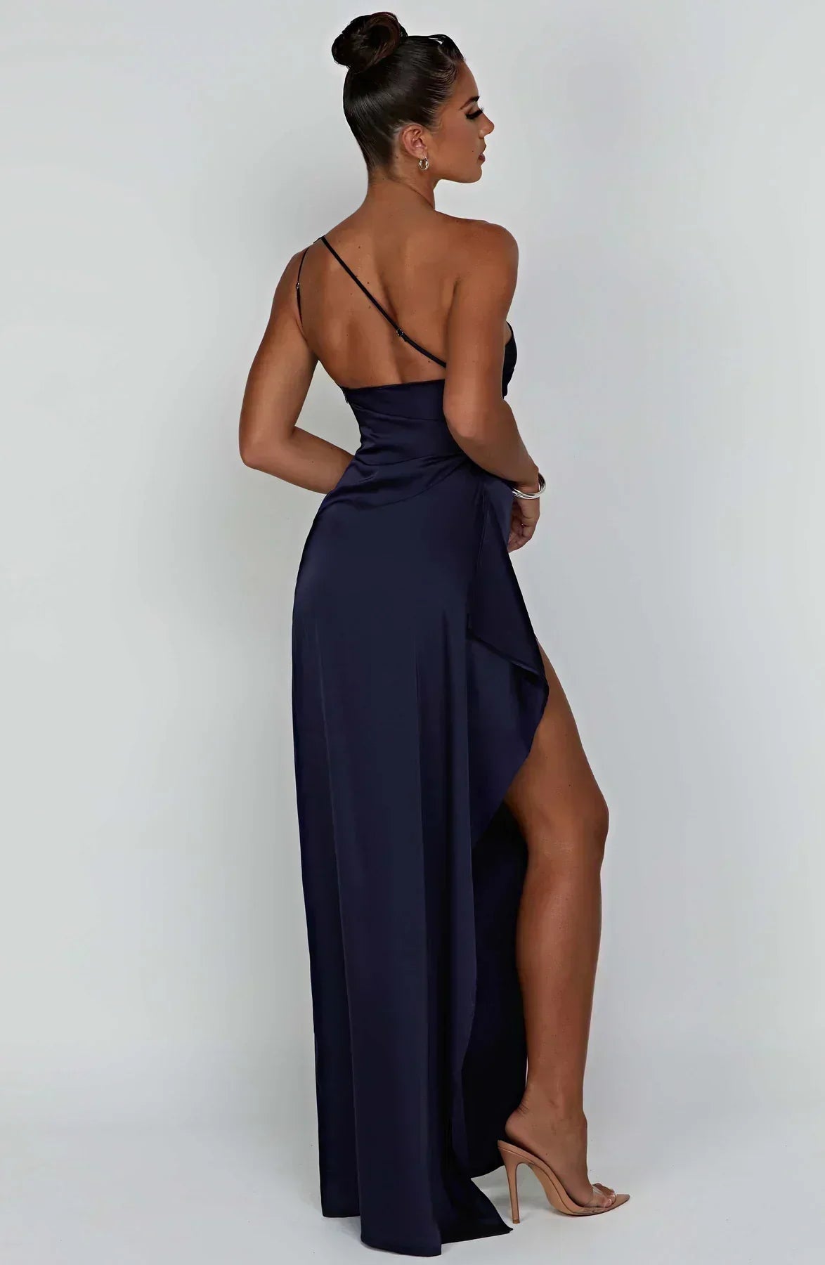Robe longue femme asymétrique en tissu léger, avec fente élégante et coupe flatteuse pour un style décontracté.