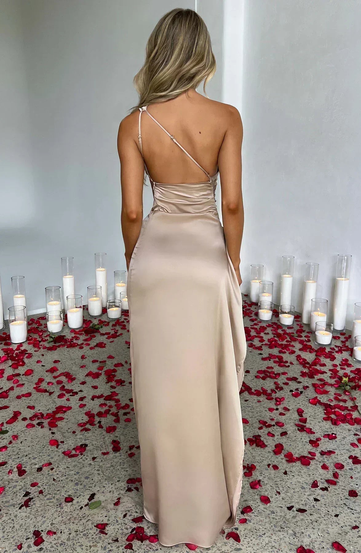 Robe longue femme asymétrique en tissu léger, dotée d'une fente élégante pour un look moderne et fluide.