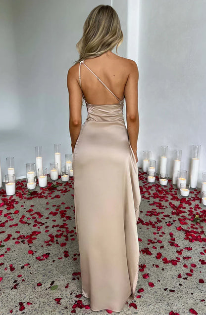 Robe longue femme asymétrique en tissu léger, dotée d'une fente élégante pour un look moderne et fluide.