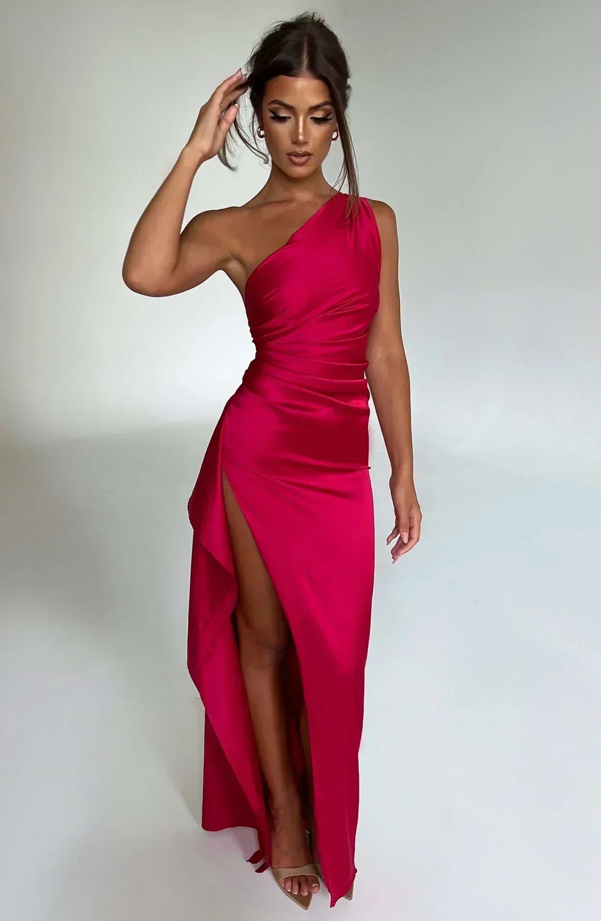 Robe longue asymétrique pour femme en tissu léger, avec fente élégante et manches fluides pour une allure moderne.