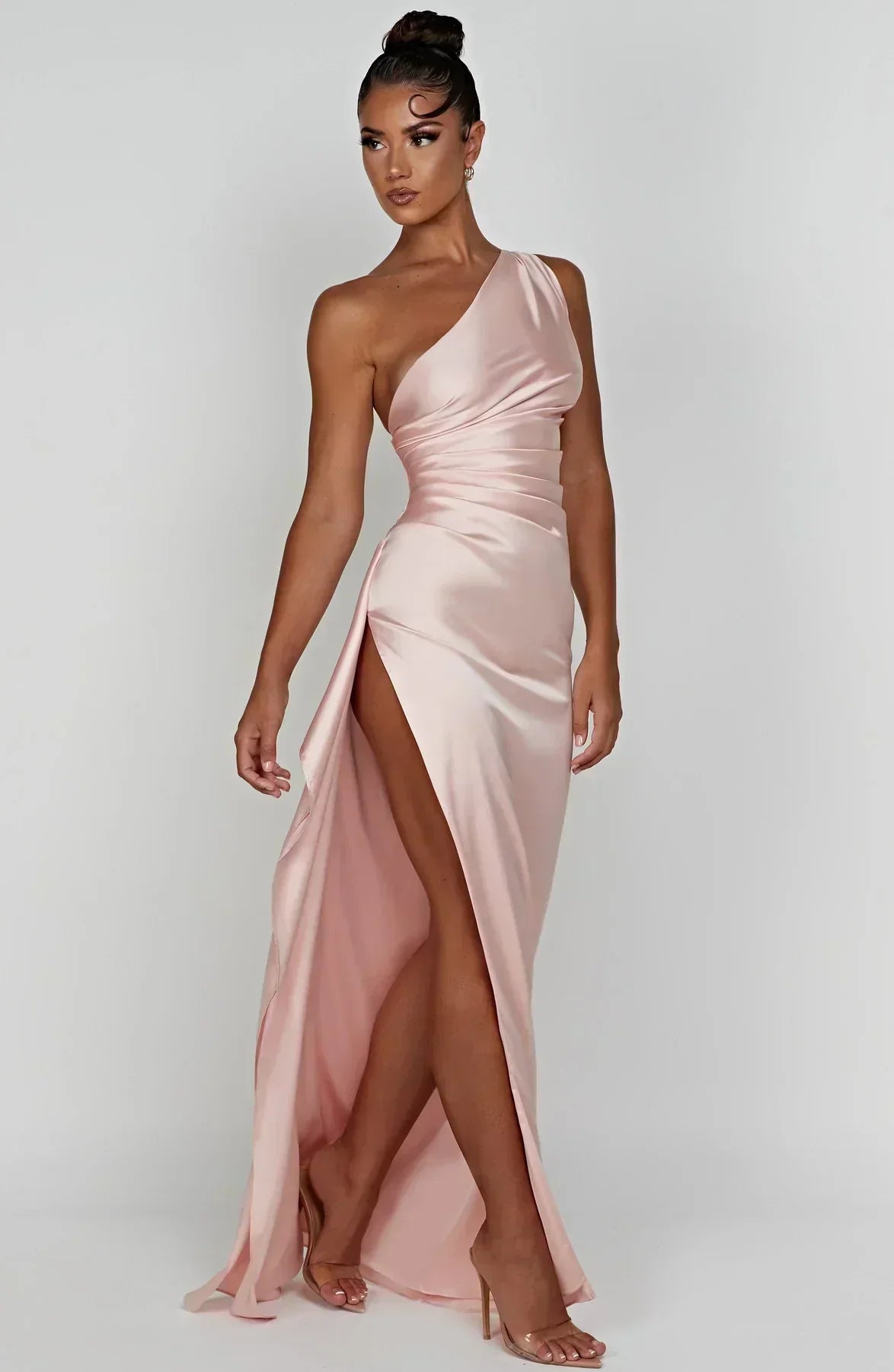 Robe longue femme asymétrique en tissu léger, avec fente élégante et découpe moderne, idéale pour les occasions spéciales.