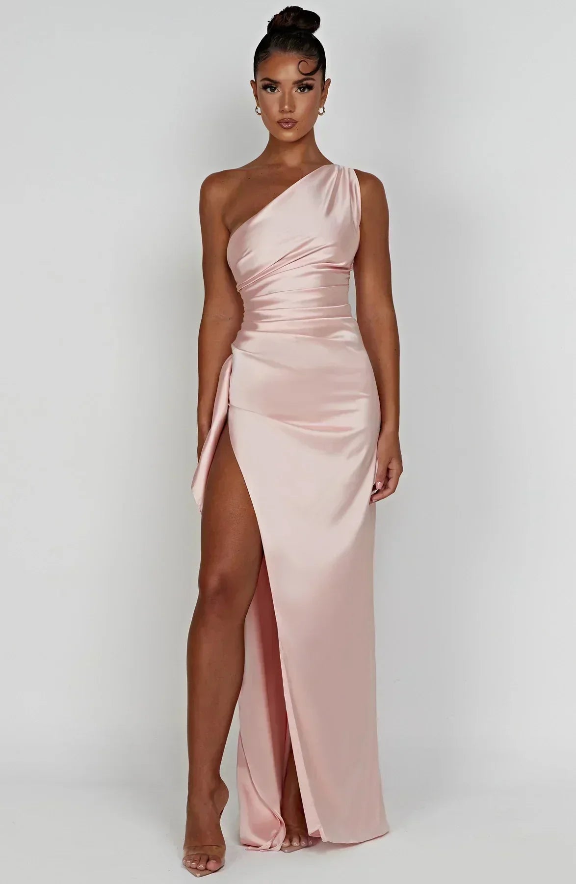 Robe longue femme en tissu léger, asymétrique avec fente élégante et coupe moderne, idéale pour les occasions spéciales.