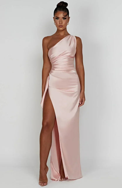 Robe longue femme en tissu léger, asymétrique avec fente élégante et coupe moderne, idéale pour les occasions spéciales.
