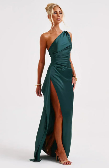 Robe longue asymétrique pour femme en tissu léger, avec une fente élégante, parfaite pour les sorties estivales.