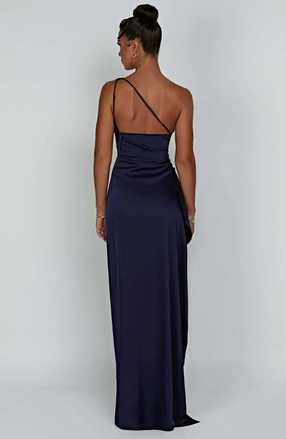 Robe longue asymétrique pour femme en tissu léger, avec une fente élégante et un design moderne.