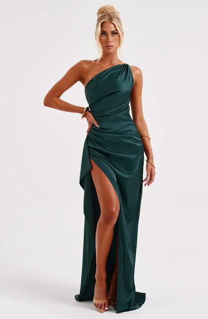 Robe longue féminine asymétrique en tissu léger, dotée d'une fente élégante pour une silhouette fluide et moderne.