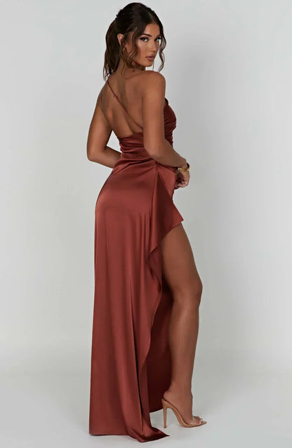 Robe longue asymétrique pour femme en tissu léger, avec une fente élégante et un design moderne, idéale pour les occasions…