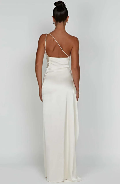 Robe longue asymétrique pour femme en tissu léger, avec fente élégante et coupe fluide pour un look chic et décontracté.