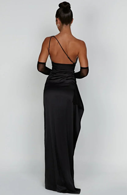 Robe longue asymétrique en tissu léger, dotée d'une fente élégante et de manches fluides pour un look décontracté.
