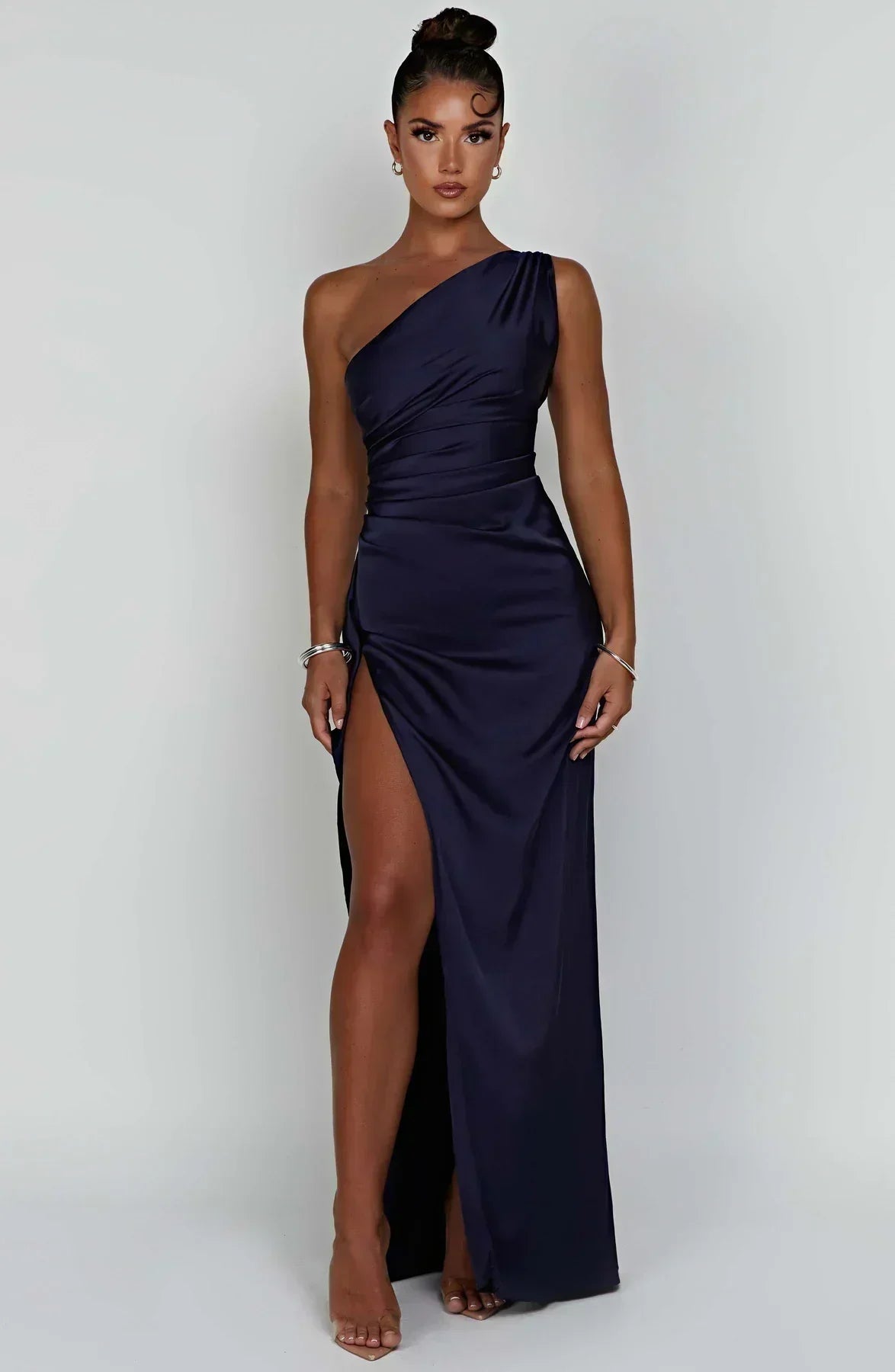Robe longue femme asymétrique en tissu léger, avec fente élégante et coupe fluide pour un style moderne.