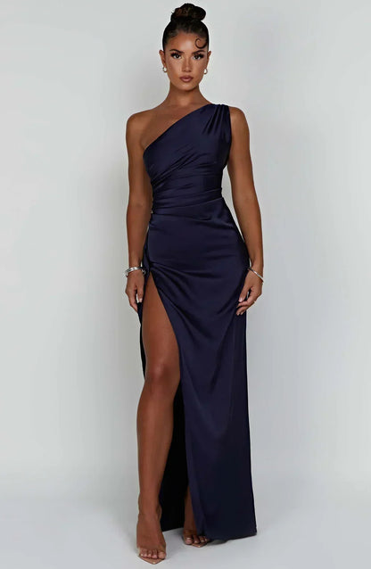 Robe longue femme asymétrique en tissu léger, avec fente élégante et coupe fluide pour un style moderne.