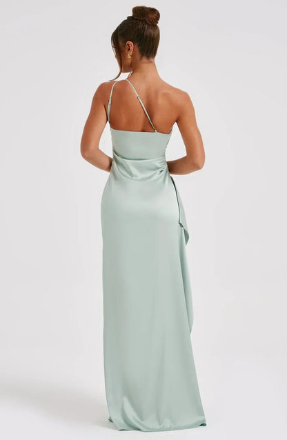 Robe longue asymétrique pour femme en tissu léger, avec une fente élégante et des détails raffinés.