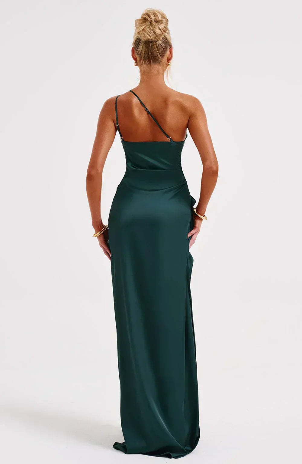 Robe longue asymétrique pour femme en tissu léger, avec une fente élégante et des détails modernes, idéale pour les…