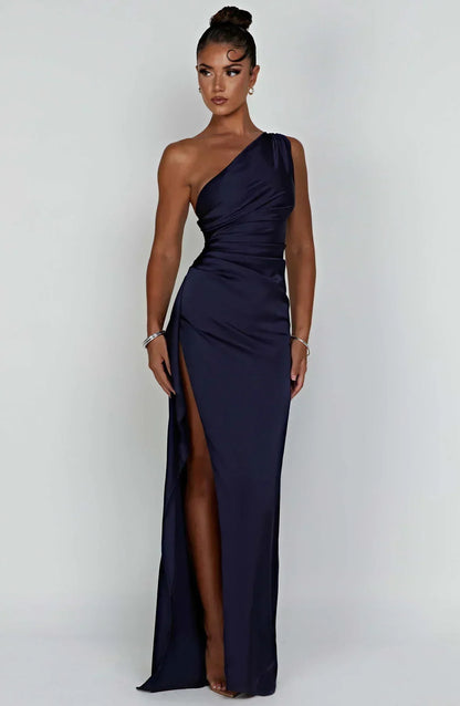 Robe longue femme asymétrique en chiffon, avec fente élégante et motif floral, parfaite pour des occasions spéciales.