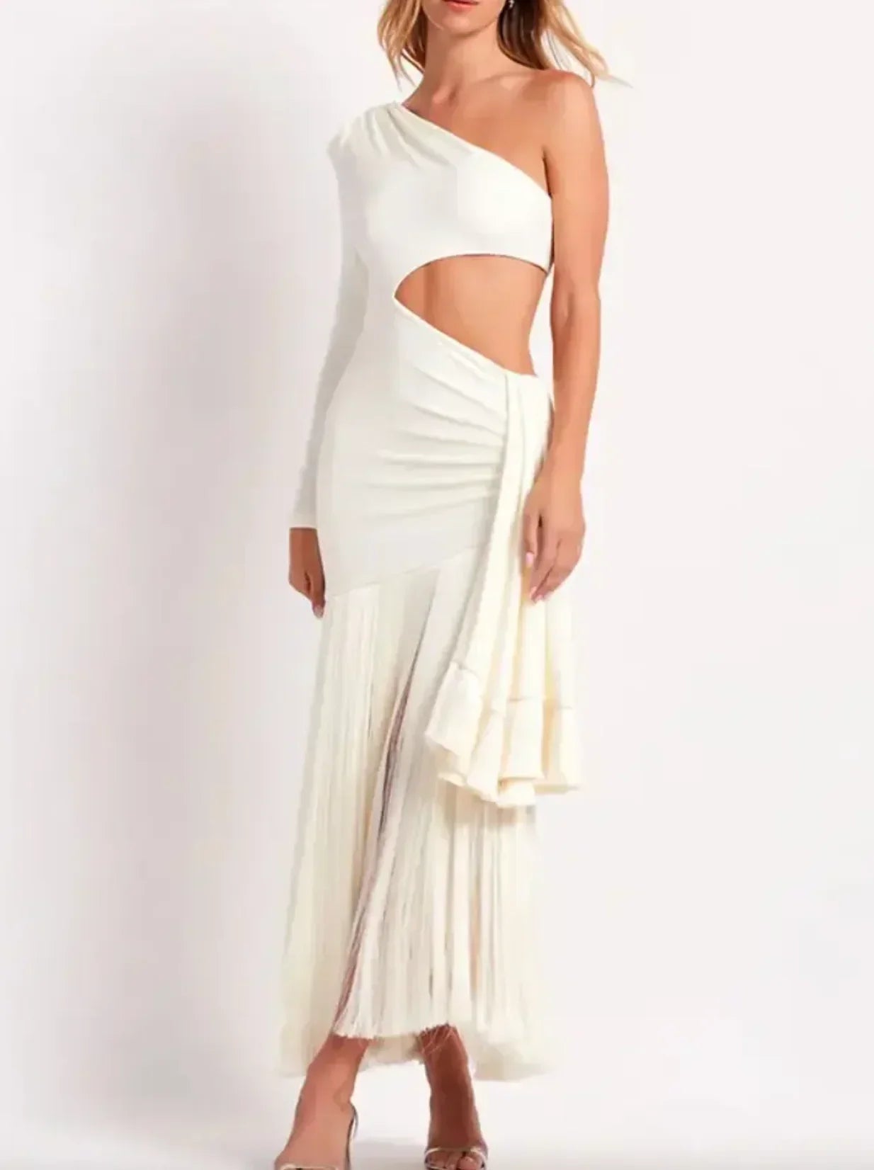 Robe longue asymétrique pour femme, en tissu léger, ornée de franges et de découpes élégantes pour un look distinctif.