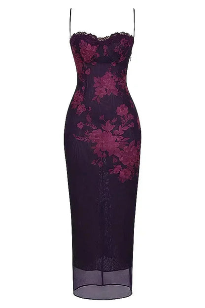 Robe longue femme en tissu léger, avec bretelles ajustables et motifs floraux colorés sur fond clair.
