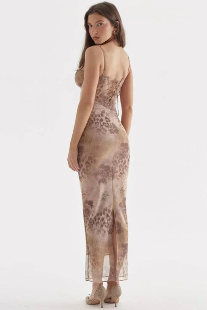 Robe longue femme en coton avec bretelles ajustables, motifs floraux colorés sur fond clair, idéale pour l'été.