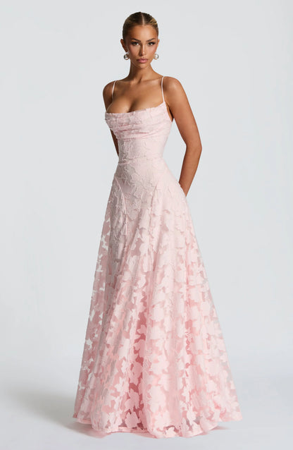 Robe longue femme à bretelles fines, en coton léger avec motifs floraux sur fond pastel, idéale pour les journées…
