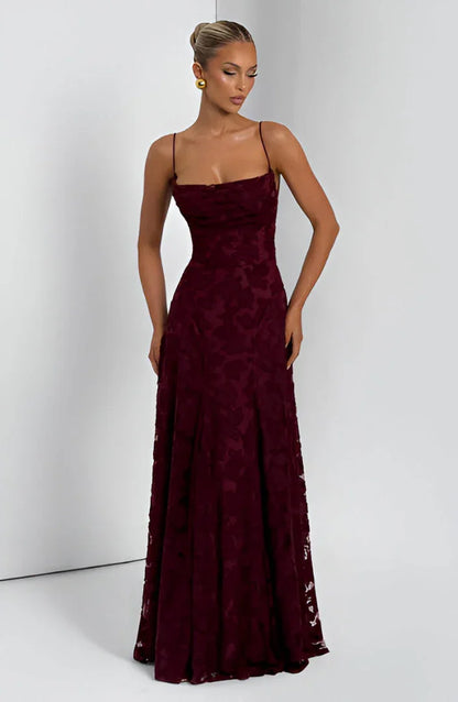 Robe longue en tissu léger, à bretelles fines, ornée de motifs floraux colorés pour une allure estivale.