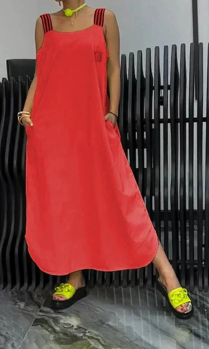 Robe longue rouge pour femme, bretelles larges, poches pratiques, en tissu léger et fluide, parfaite pour l'été.