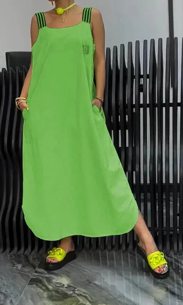 Robe longue femme en vert, en tissu léger, avec bretelles larges et poches pratiques pour un style décontracté.