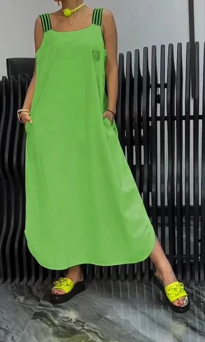 Robe longue femme en vert, en tissu léger, avec bretelles larges et poches pratiques pour un style décontracté.