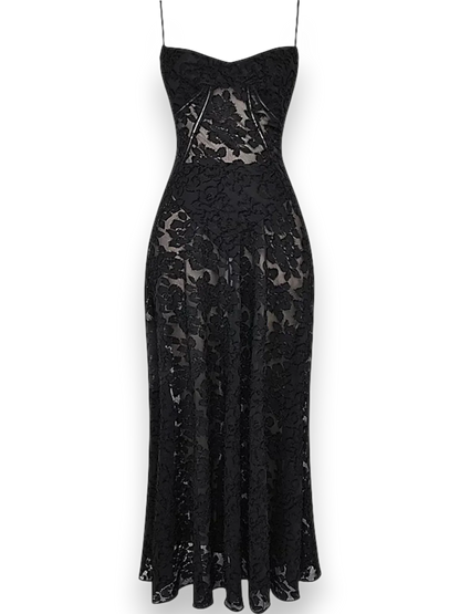 Robe longue femme en coton, ornée de broderie florale délicate et dotée de bretelles fines pour un style élégant.