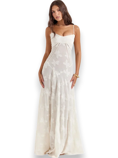 Robe longue en coton léger avec broderie florale délicate et bretelles fines, parfaite pour les journées d'été.