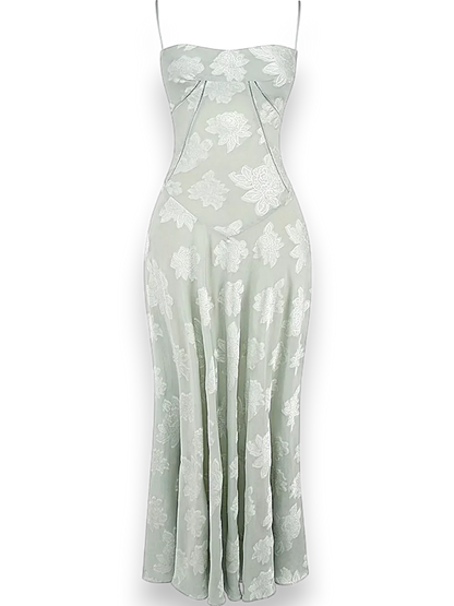 Robe longue femme en coton, ornée de broderies florales délicates, avec des bretelles fines pour une allure élégante.