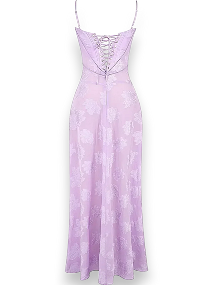 Robe longue en coton avec broderie florale délicate et bretelles fines pour un look élégant et raffiné.