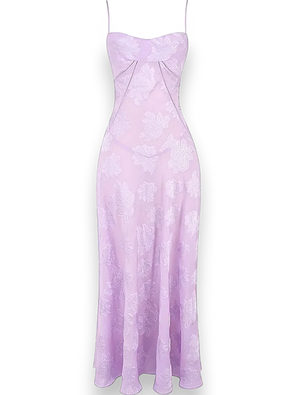 Robe longue en tissu léger avec broderie florale délicate et bretelles fines pour un style élégant et féminin.