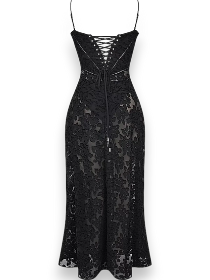 Robe longue en coton, dotée de broderie florale délicate et de bretelles fines pour une silhouette élégante.