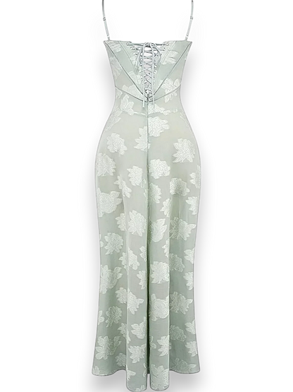 Robe longue en coton, ornée de broderies florales, avec des bretelles fines pour un look élégant et féminin.