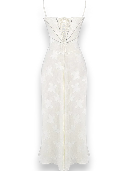 Robe longue en coton avec broderie florale délicate et bretelles fines, parfaite pour les journées ensoleillées.