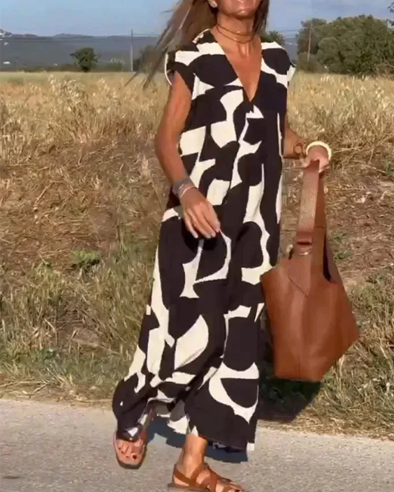 Robe longue femme en tissu léger, col V, avec motifs fluides pour un look élégant et décontracté.
