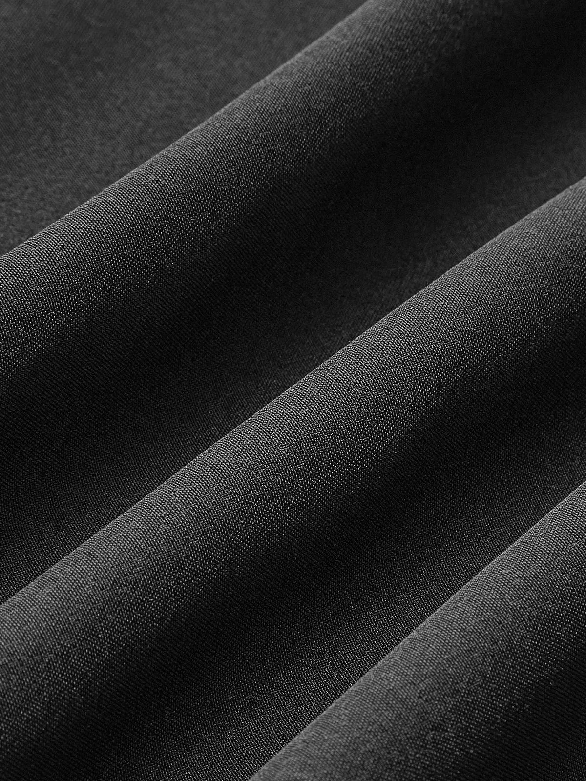 Robe longue femme en tissu léger, avec découpes élégantes et col montant pour un style moderne et raffiné.
