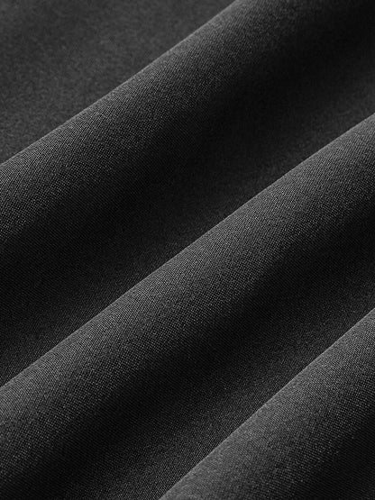 Robe longue femme en tissu léger, avec découpes élégantes et col montant pour un style moderne et raffiné.
