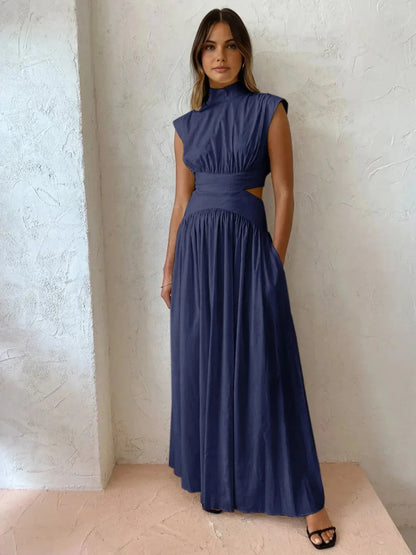 Robe longue femme en tissu léger avec découpes élégantes et col montant pour un look moderne et raffiné.