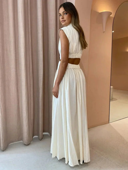 Robe longue femme en tissu doux, avec découpes élégantes et col montant pour un look moderne et stylé.