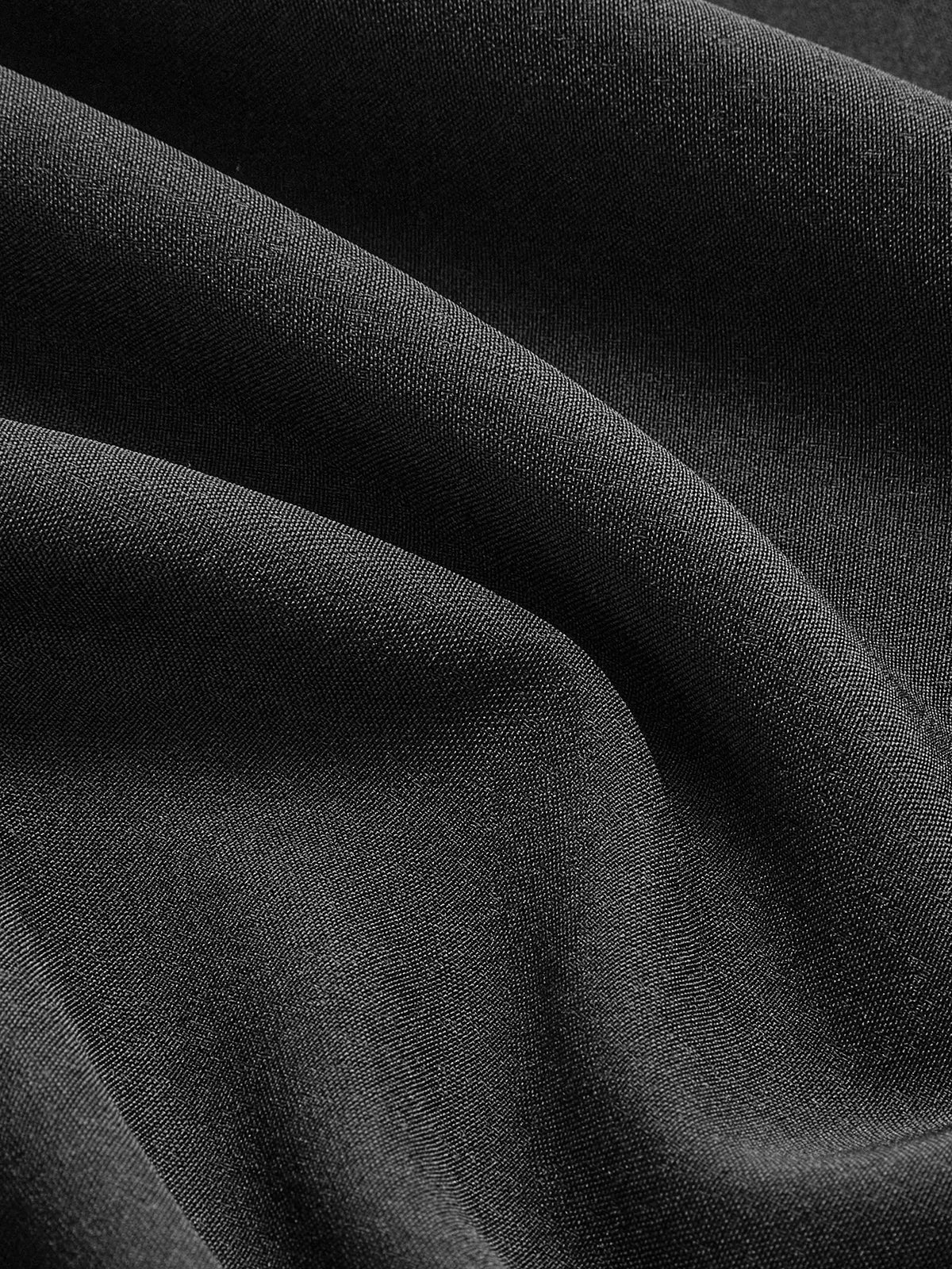 Robe longue femme en polyester, avec découpes élégantes et col montant, idéale pour un look moderne et raffiné.