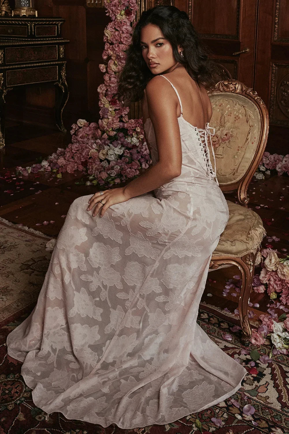 Robe longue en tissu léger avec dentelle florale et bretelles fines, idéale pour les occasions estivales.