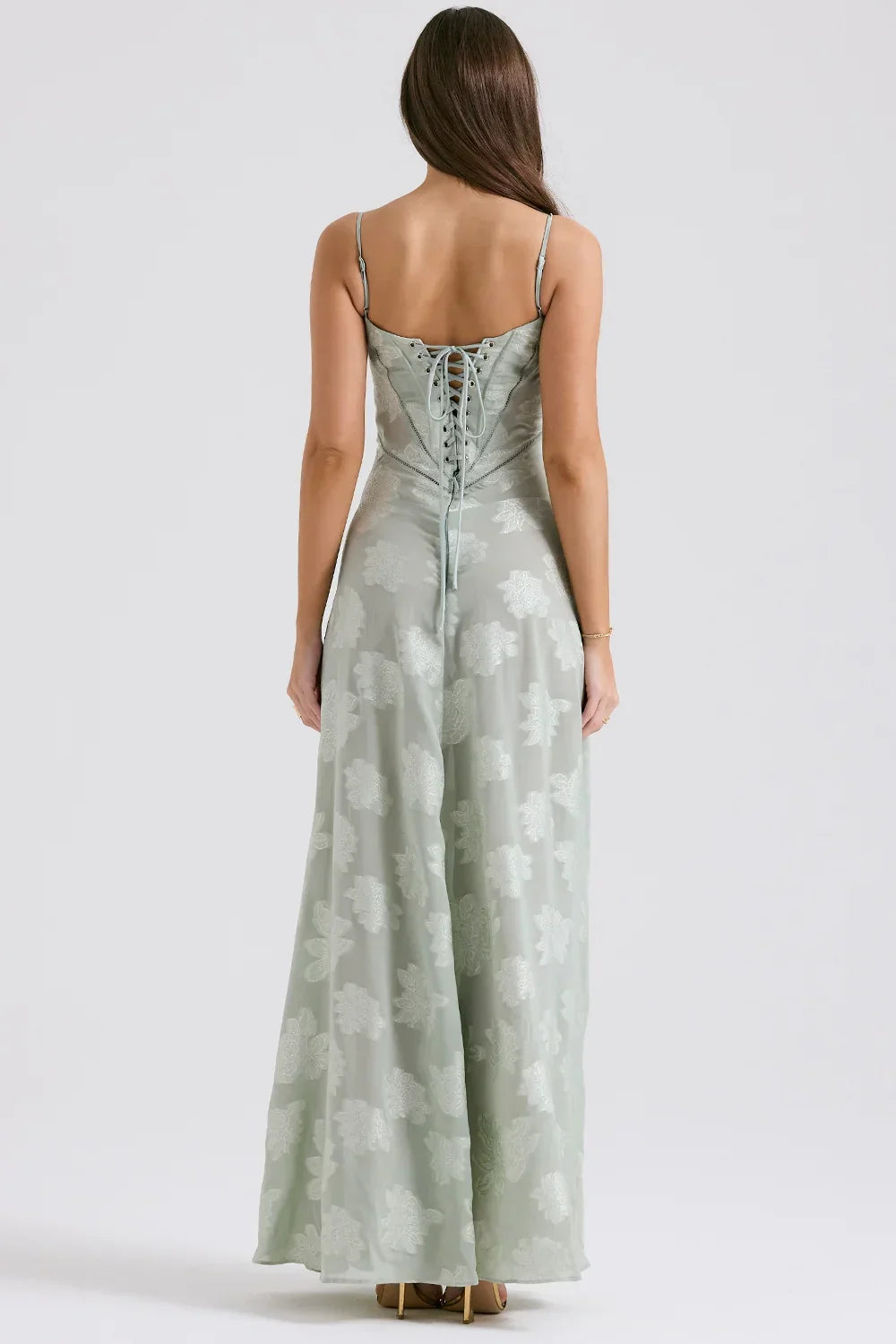 Robe longue en tissu léger, avec dentelle florale délicate et bretelles fines, parfaite pour les occasions estivales.